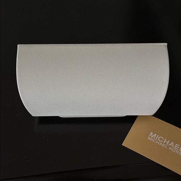 New! Michael Kors Cream Sunglasses Case - Picture 3 of 5